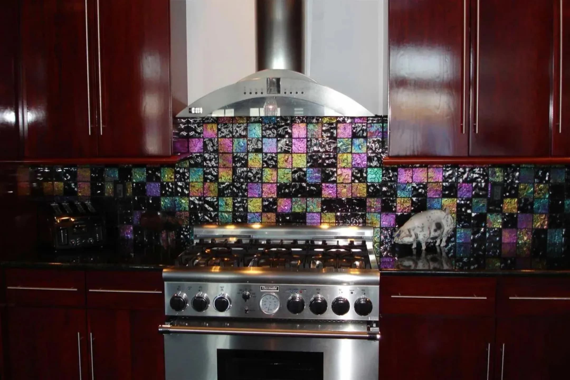 Kitchen backsplash in multicoloured iridescent Lightstreams glass tile