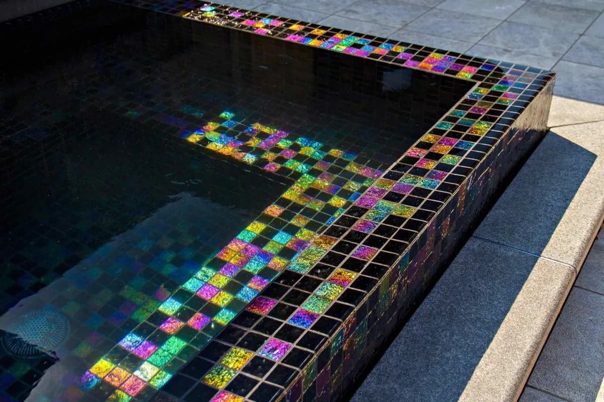 Spa edge in Renaissance Absolute Black iridescent tile