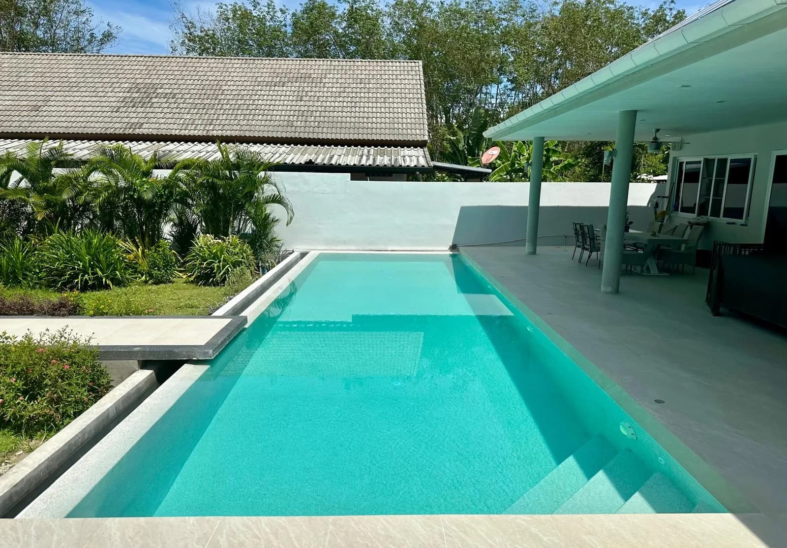 Why Top Hotels & Beach Clubs Choose PebbleTec Surfaces for High-Volume Pools